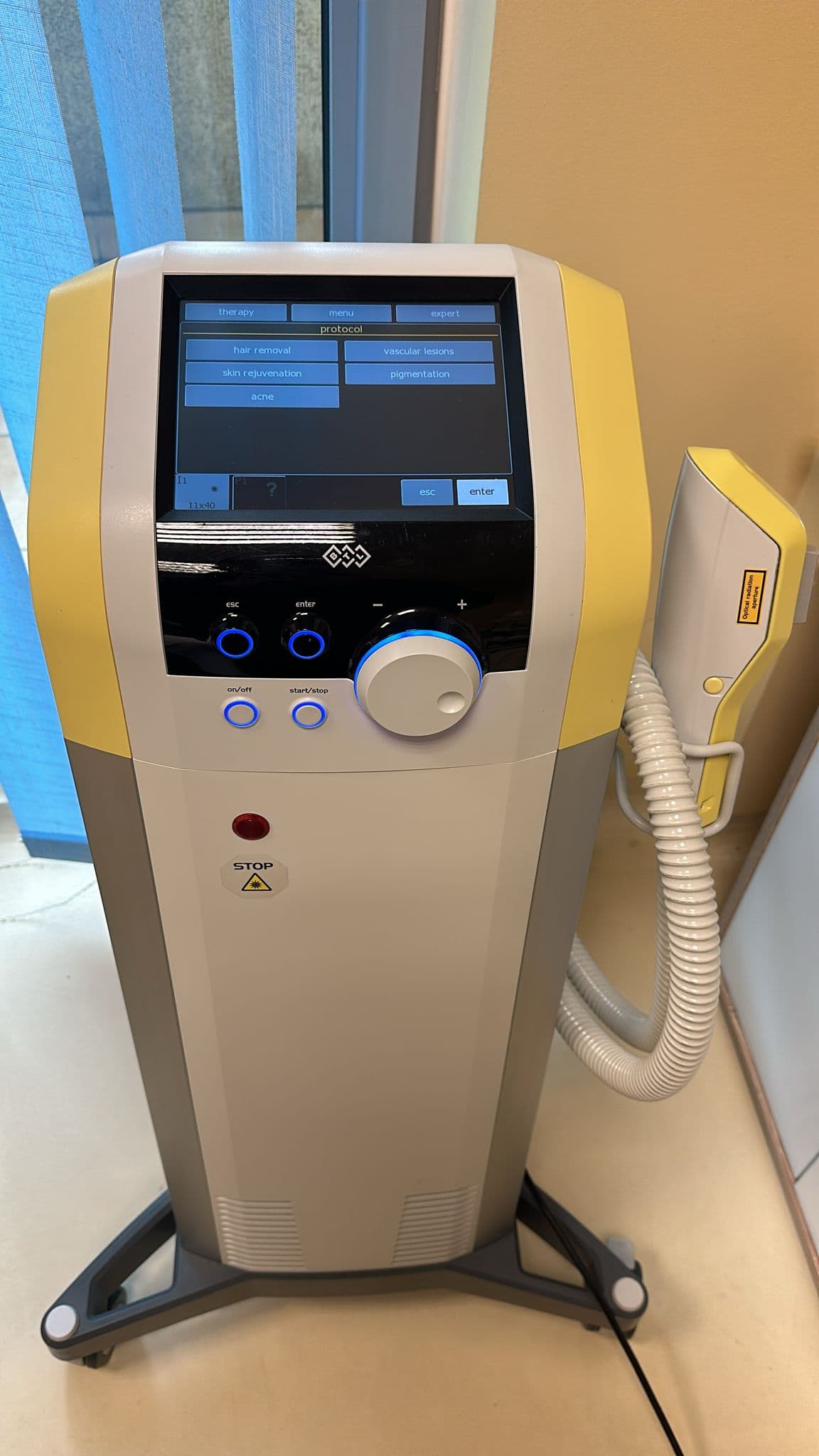 Echipamentul galben BTL Exilite IPL din cabinet